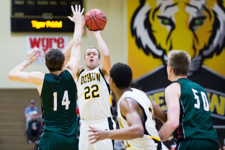 Men's basketball falls to No. 20 WashU