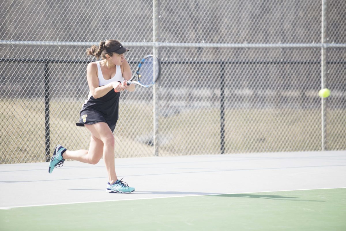 Senior Maddie Lee returns a serve in the women’s singles match. The DePauw women’s tennis team fell to University of Chicago 8-1 on Sunday. EMMANUEL KWAKYE / THE DEPAUW