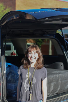 DePauw University first-year, Maggie Ephraim, unpacks car