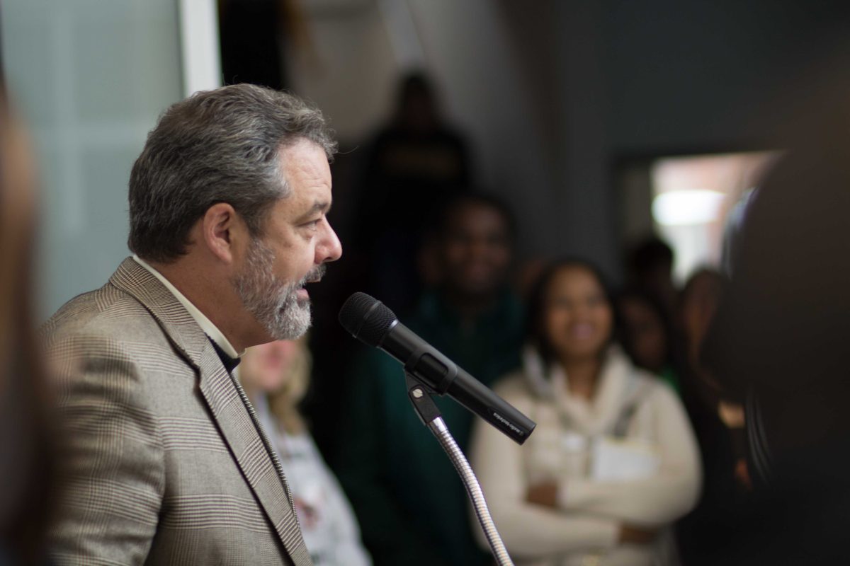 Faculty to hold vote of no confidence next week